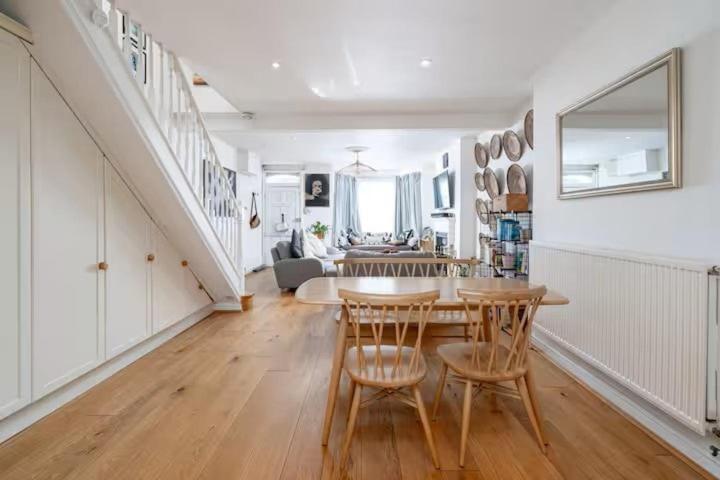Charming Home In Shepherds Bush Лондон Экстерьер фото